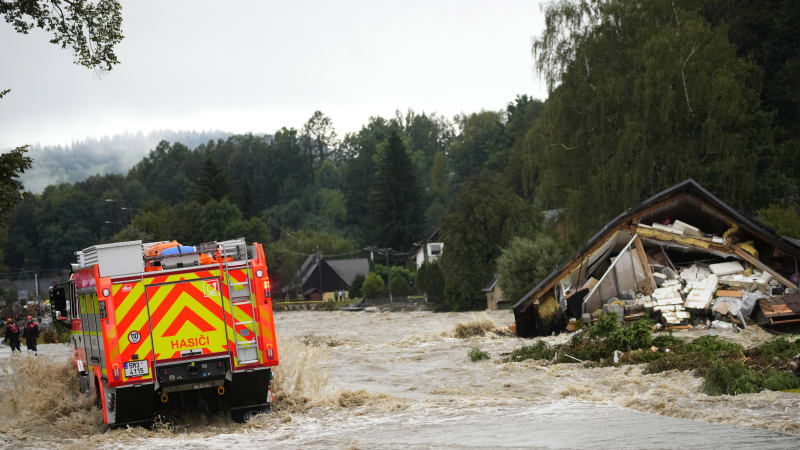 Lidé ve smrtící pasti a dramatická záchrana v noci: Loňské povodně očima českých hasičů