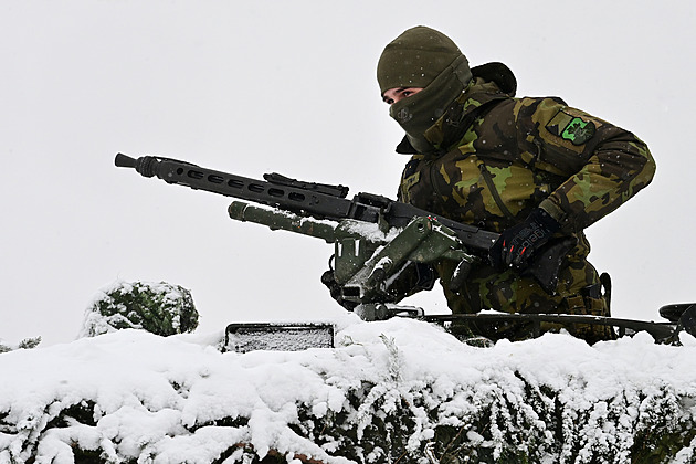 Co plánují strany pro armádu: koalice chce zbraně za 5 % HDP, opozice by brzdila