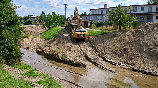 Bude to mrtvá řeka, říkají ochránci přírody i rybáři. Bagrování prověřuje inspekce
