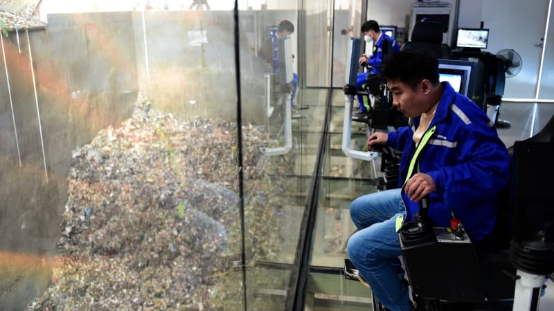 Číně došly odpadky určené ke spalování. Elektrárny stojí, některé vykrádají skládky