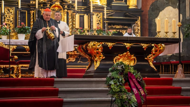 Kardinál Duka odsloužil mši za Kirka. „Hanba,“ pokřikovali před chrámem odpůrci