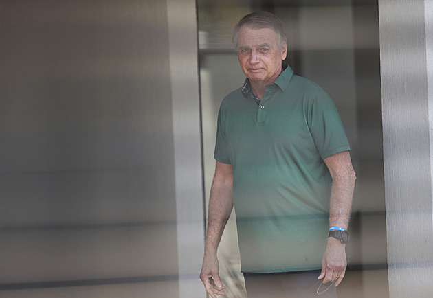 Bolsonara před nástupem do vězení hospitalizovali. A má platit za rasismus