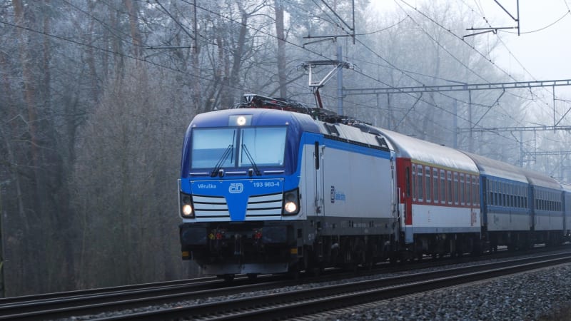 Vlak na Vysočině srazil a usmrtil člověka. Trať stojí, dopravu zajišťují autobusy