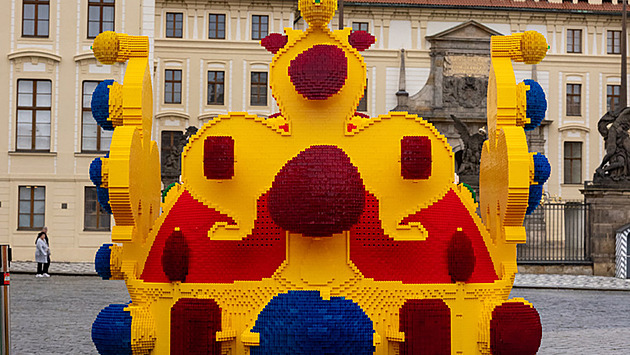 Lego představilo svou Svatováclavskou korunu. Je větší i těžší než originál