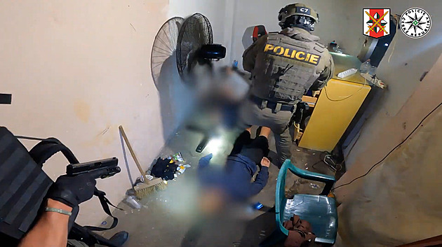 Ruce na záda! Policie zveřejnila dramatické video z odhalení varny pervitinu