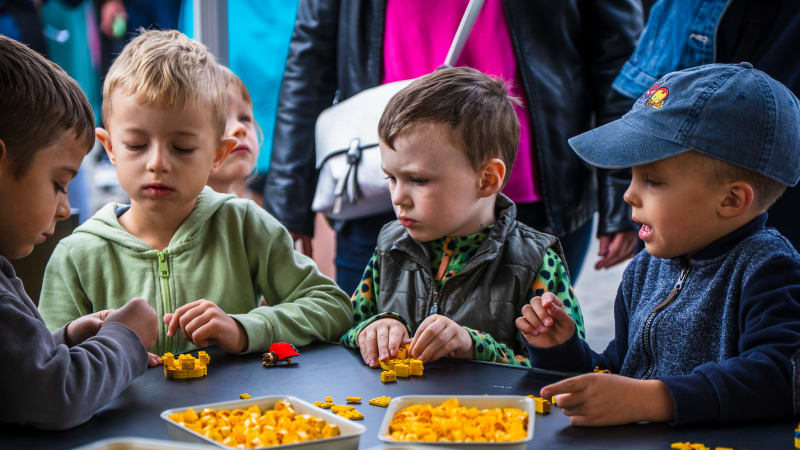 Kdo si hraje, nezlobí: Skládáním stavebnic se děti učí spolupracovat. Odborníci radí, kdy začít