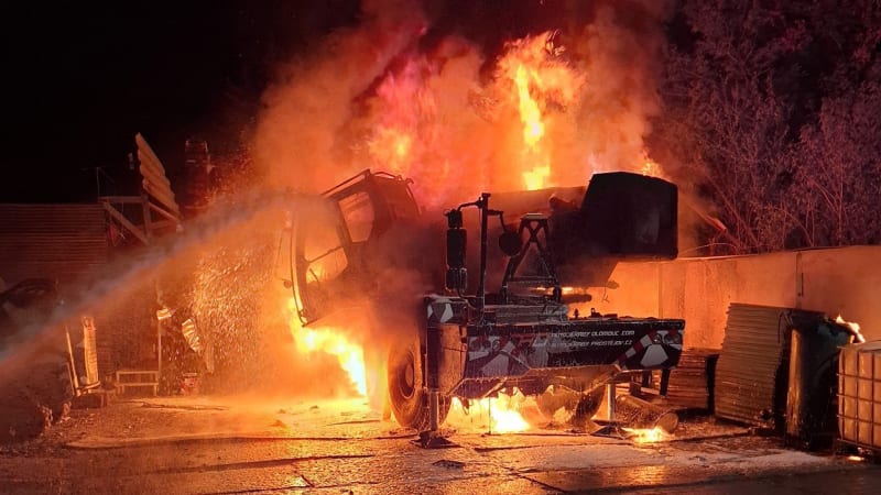Ničivý požár na Olomoucku: Plameny pohltily autojeřáb, škoda jde do milionů