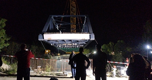 Chodívali po něm Škodováci. Jeřáb v noci usadil most nad výpadku z Plzně na Vary