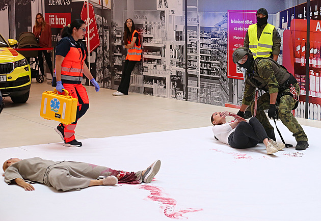 Pro tajné agentky se slanili mezi obchody. Jižní Čechy hostí mistrovství zásahovek