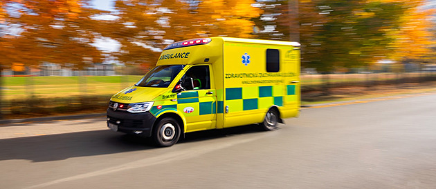 Ze sklepa vynesli bezvládného seniora. Hasiči prověřují otravu při pálení alkoholu