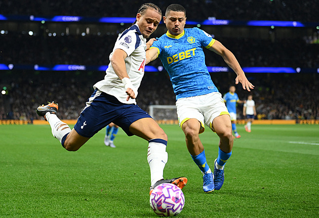 Wolves s Krejčím byli kousek od skalpu Tottenhamu, Liverpool poprvé prohrál