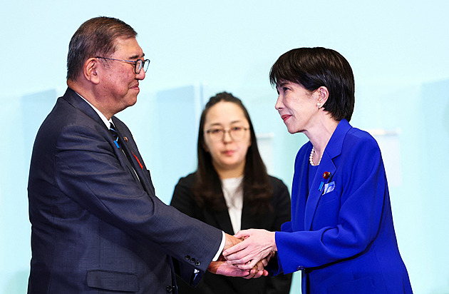 Novou šéfkou japonské vládní strany a možnou premiérkou je Sanae Takaičiová