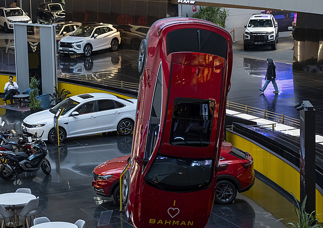 My vám auta, vy nám kešu. Čína s Íránem obcházejí sankce barterovým obchodem