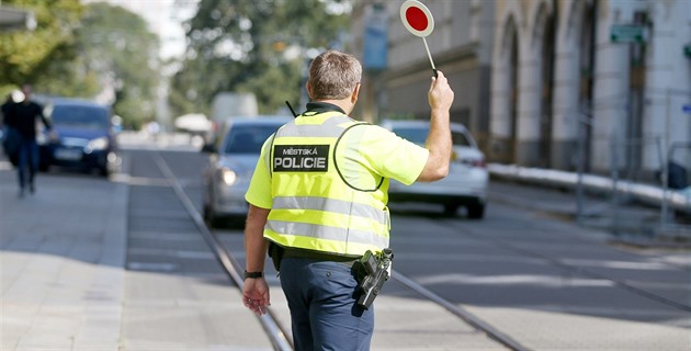 Kamery ani pokuty nestačí. Na vjezdy do centra Brna znovu dohlížejí strážníci