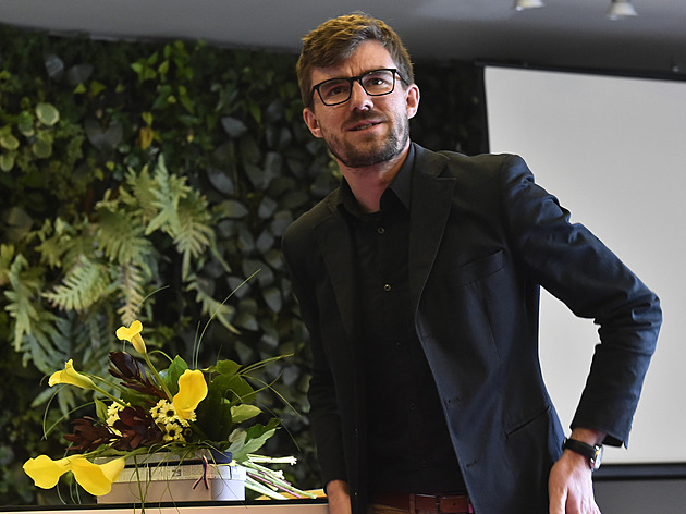 Spor o pivo skončil smírem. Janek Rubeš musel k videu dopsat vysvětlení