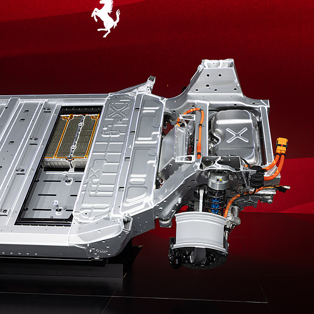 Elektrické Ferrari je oficiálně venku, vzhled je tajný. Má čtyři motory a tisíc koní