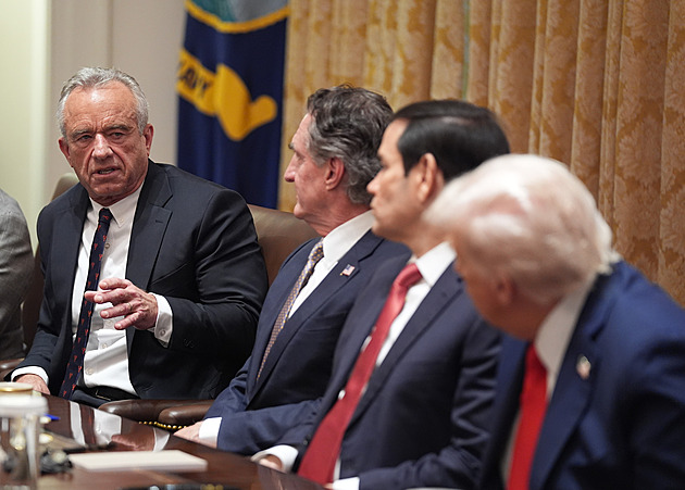 Obřezaní mají větší riziko autismu, šokoval Kennedy. Opět viní paracetamol