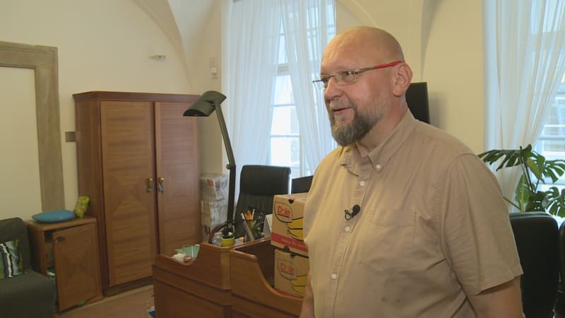 Stěhování poslanců: Zákonodárci se zabydlují v kancelářích. Vyzdobí si je i výkresy od dětí