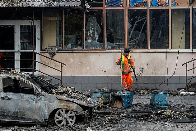 Ukrajinská obrana se zvolna hroutí. Na frontě není dost lidí, varují vojáci