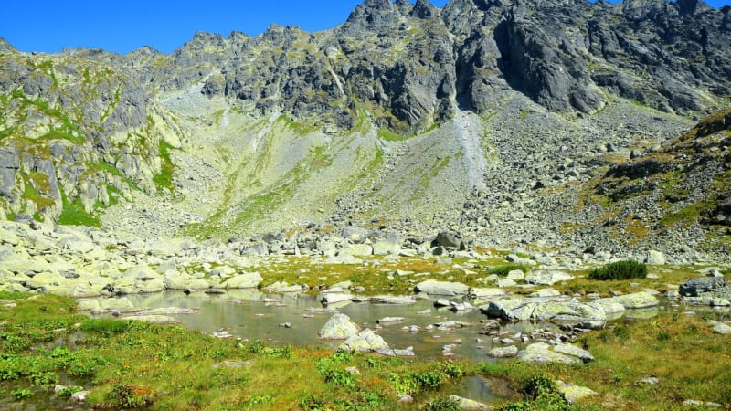 Smrtelný pád českého turisty v Tatrách. Uklouzl a zřítil se ze srázu vysokého 300 metrů