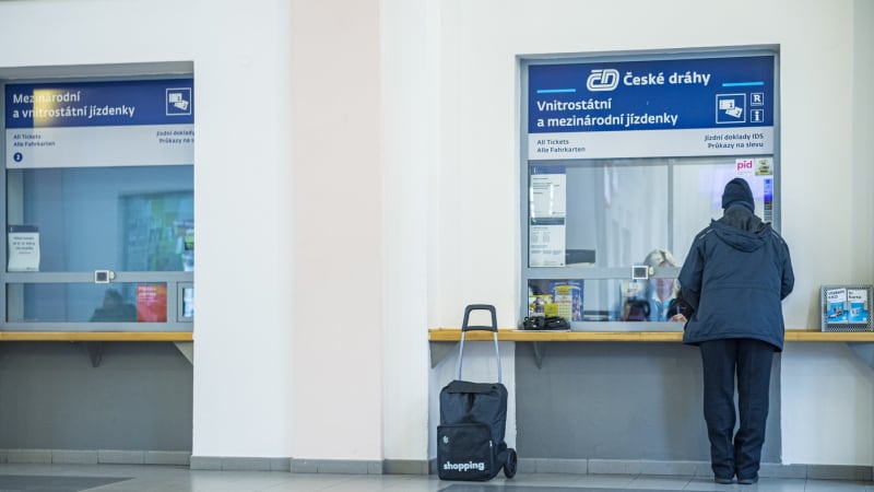 Slevy na jízdné v režii ANO: Senioři si stěžují. Musí vyplňovat formuláře a skenovat jízdenky