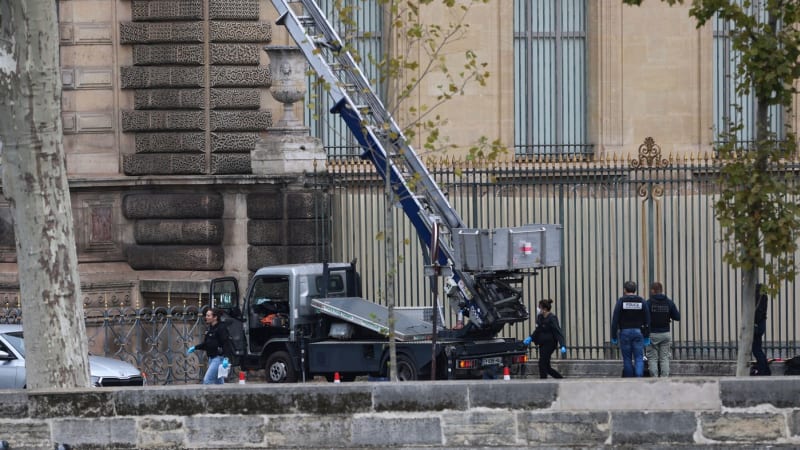 Reflexní vesty a rozbrušovačka. Video má ukazovat drzou krádež napoleonských šperků v Louvru