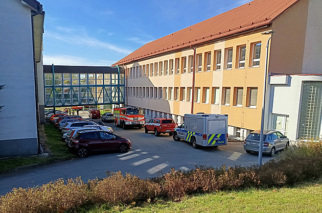 Tragédie na Vysočině. Třináctiletý chlapec zemřel po pádu z okna gymnázia