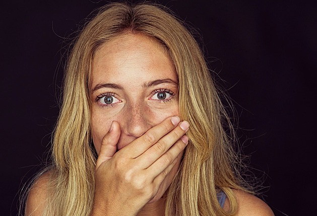 Plné rty, rovné čelo, velké oči. Co o vás prozradí vaše tvář?