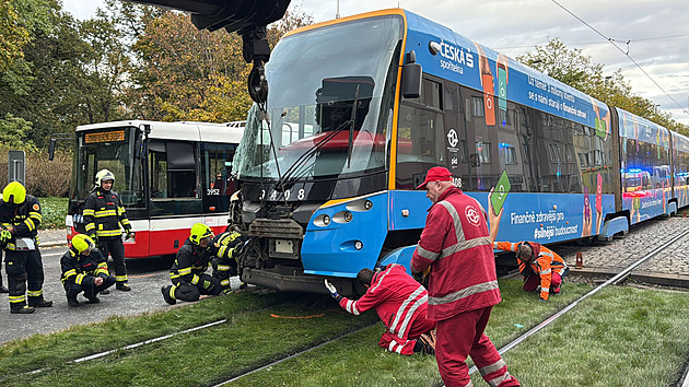 Po srážce s autobusem vykolejila v Praze tramvaj. Hasiči evakuovali 50 cestujících