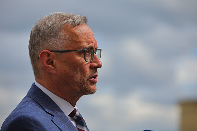 Ministr Dvořák měl autonehodu. Není to na umření, komentuje své zranění