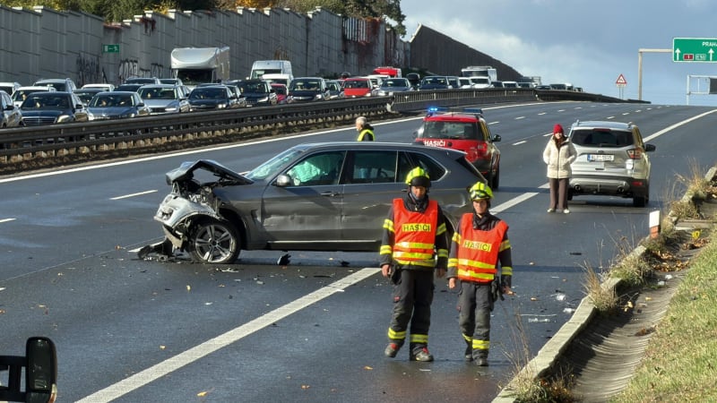 Vážná nehoda na D1: Pro těžce zraněné dítě letěl vrtulník. Dálnice u Prahy je neprůjezdná