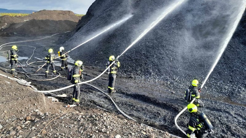 Poplach u Litvínova: Hoří skládka štěpky. Nevětrejte, apelují severočeští hasiči