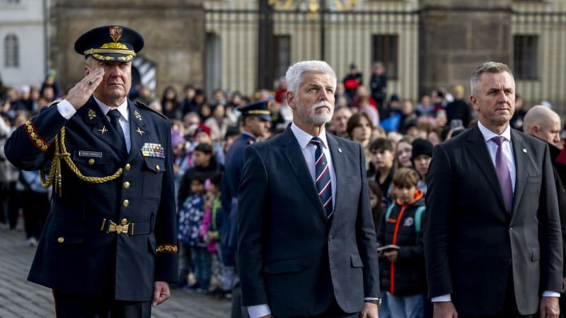 ON-LINE: Česko slaví státní svátek. Pavel jmenoval Bartovského generálem, povýšil osm mužů
