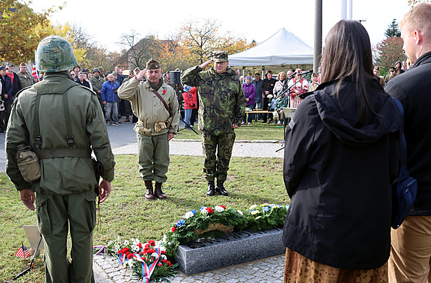 Na Rokycansku odhalili památník veteránovi, který osvobozoval Plzeň