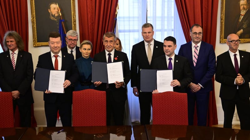 ON-LINE: ANO, SPD a Motoristé podepsali koaliční smlouvu. Budeme mít plno práce, řekl Babiš