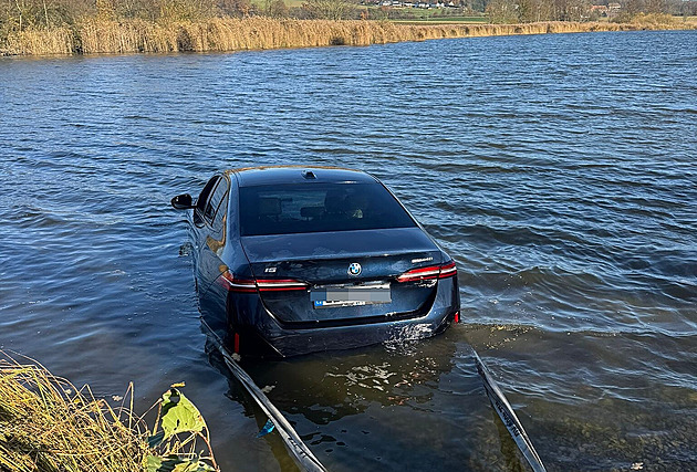 Řidič na Mladoboleslavsku se vyhýbal psovi a s autem skončil v rybníce