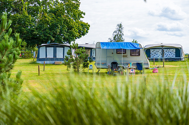 Někdy za stovku, jindy za tisíce. Čechy lákají levné dovolené v kempu na zahradě