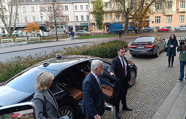 Prezident Pavel přijel do Karlovarského kraje, prohlédne si lázně i sklárnu Moser