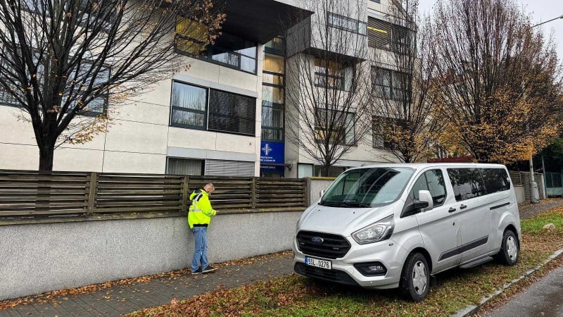 Při raziích v sídle Ředitelství dálnic a na dalších místech měla policie zadržet 11 lidí