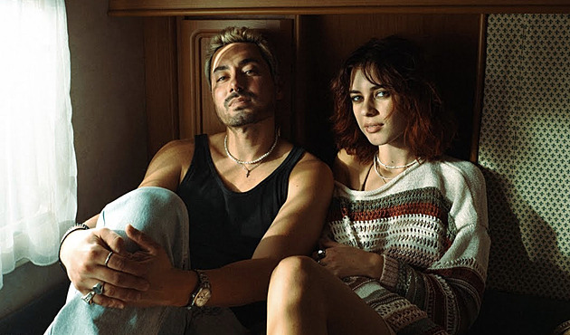 TRENDY V KLIPECH: Mirai mají romantiku v karavanu, Skyline party v dodávce