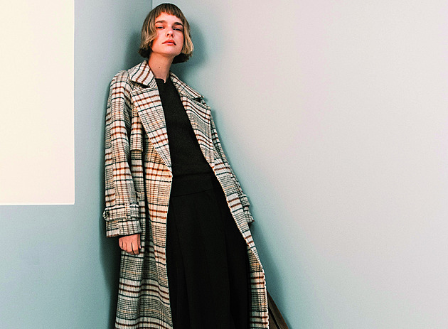 Kabát jako srdeční záležitost. In jsou letos jednoduché i výstřední