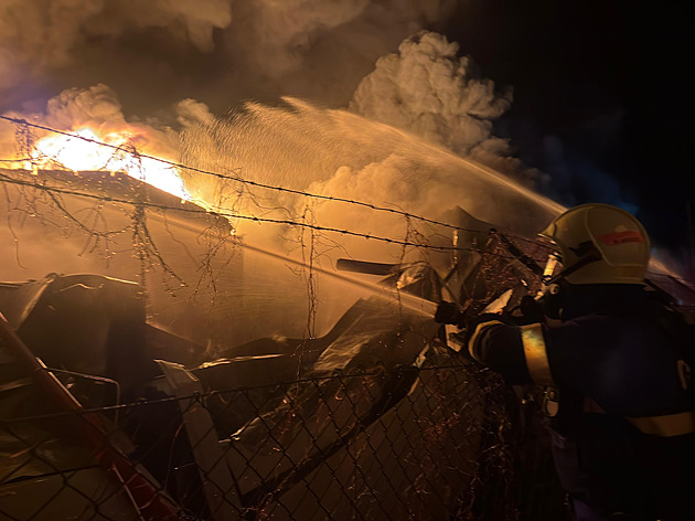 Hasiči bojovali s rozsáhlým požárem ve Vysokém Mýtě. Halu bude nutné zlikvidovat