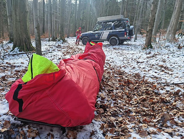 Mobil zraněné ženy udal špatnou polohu, záchranáři ji v lese hledali naslepo