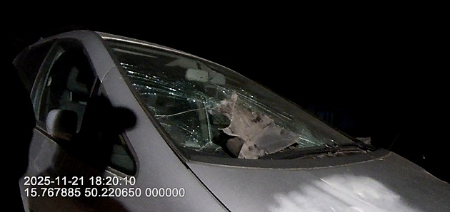 Když opilec nedostal od známého půjčku, rozmlátil mu čelní sklo u auta