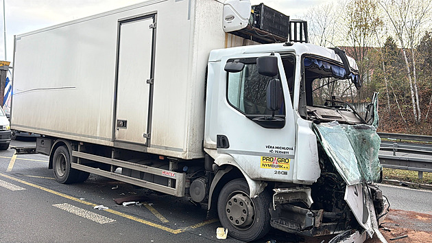 Srážka kamionu a nákladního auta na Spořilově, jeden z řidičů skončil v nemocnici