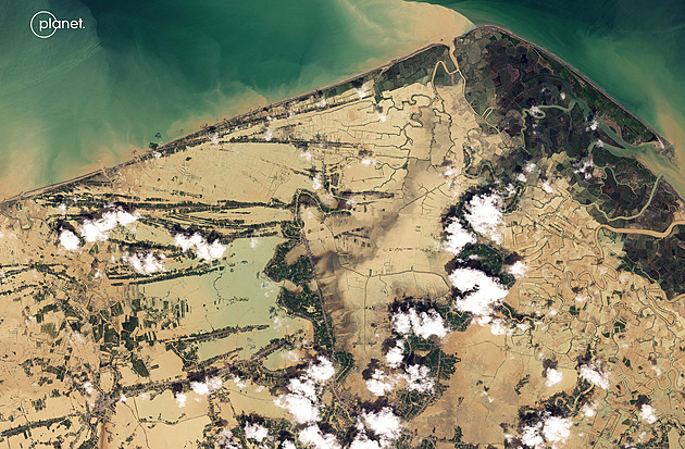 Přes tisíc mrtvých, oblasti odříznuté od světa. Katastrofu v Asii zachytily satelity