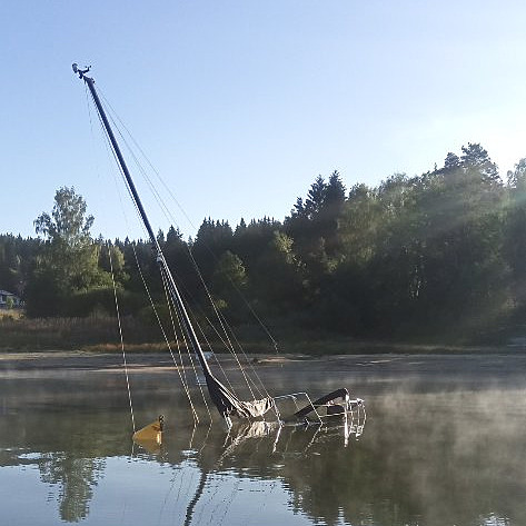 Na Lipně se potopila plachetnice, zasahují hasiči i potápěči s barokomorou