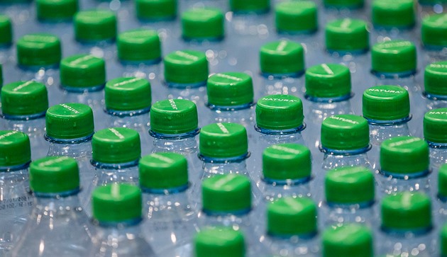 Případ minerálky se stopami žíraviny. Kriminalisté prověřují okolnosti