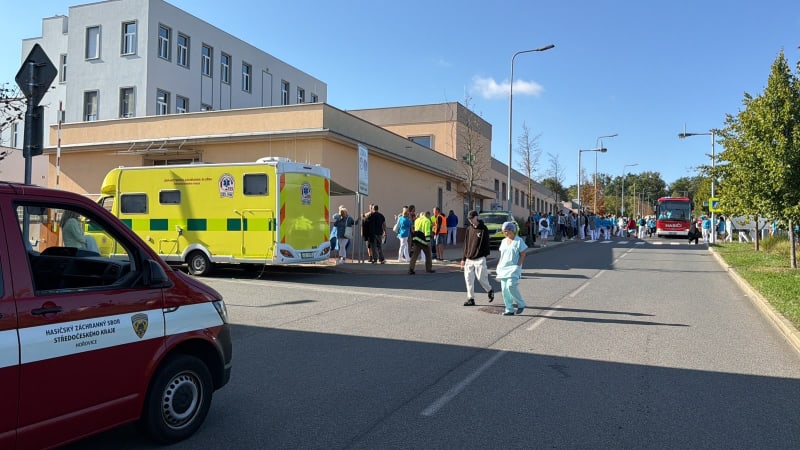 Poplach v hořovické nemocnici: Policie dostala zprávu o bombě, evakuuje stovky pacientů