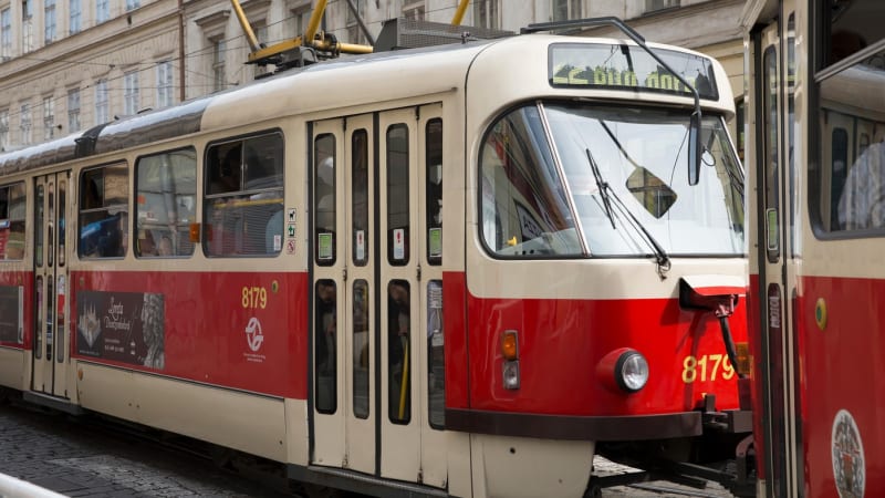 Zabiju vás, měl křičet muž v pražské tramvaji kvůli pláči dítěte. Hrozí mu osm let vězení